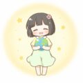 小さな地球を胸に抱いて微笑む女の子を、やわらかな光と星が包んでいる